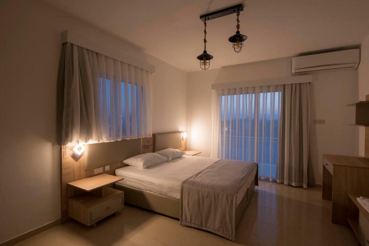 Deniz Airport Suites Nicosia Exterior foto