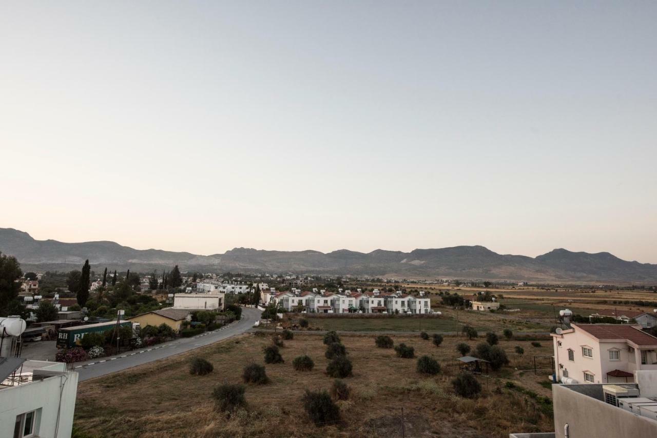 Deniz Airport Suites Nicosia Exterior foto