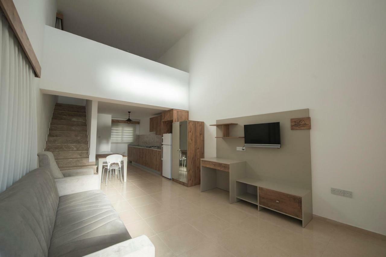 Deniz Airport Suites Nicosia Exterior foto