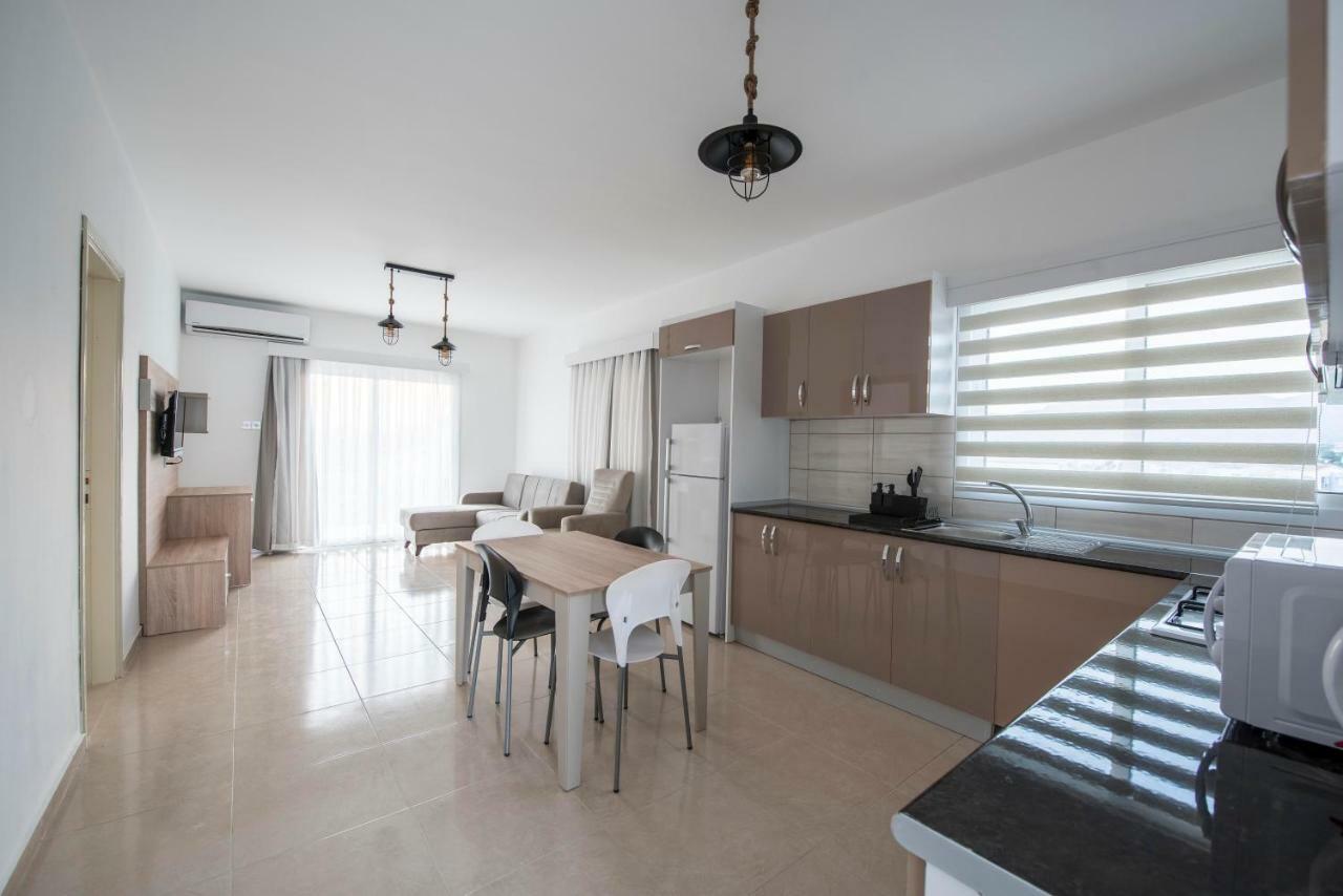 Deniz Airport Suites Nicosia Exterior foto